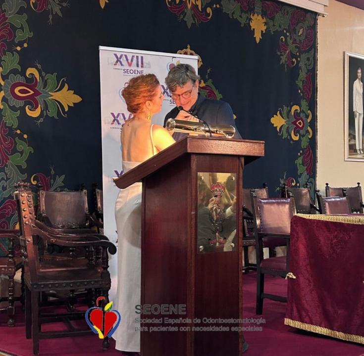 La SEOENE entrega la insignia de Oro de Honor al Prof. Dr. D. José Luis Gutiérrez Pérez